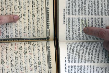 İki tek tanrılı din. İncil 'i ve Kuran' ı okuyan bir Hristiyan ve bir Müslüman. İslam ve Hristiyanlık. Barış ve dinler arası diyaloğun sembolü.