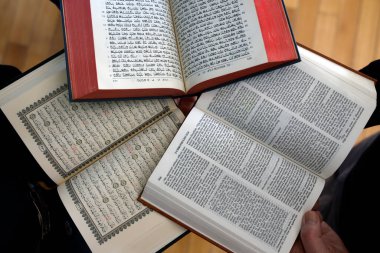 Üç tek tanrılı din. Bir Hıristiyan, bir Yahudi ve bir müslüman. Kitabı, Tevrat 'ı ve Kuran' ı okuyorlar. Barış ve dinler arası diyaloğun sembolü.