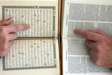 İki tek tanrılı din. İncil 'i ve Kuran' ı okuyan bir Hristiyan ve bir Müslüman. İslam ve Hristiyanlık. Barış ve dinler arası diyaloğun sembolü.