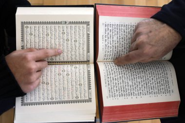 İki tek tanrılı din, İslam ve Yahudilik. Bir Yahudi ve bir Müslüman, Tevrat 'ı ve Kuran' ı okuyorlar. Dinler arası diyaloğun sembolü..