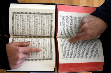 İki tek tanrılı din, İslam ve Yahudilik. Bir Yahudi ve bir Müslüman, Tevrat 'ı ve Kuran' ı okuyorlar. Dinler arası diyaloğun sembolü..