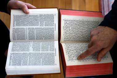 İki tek tanrılı din, Hristiyanlık ve Yahudilik. Tevrat 'ı ve İncil' i okuyan bir Yahudi ve Hıristiyan. Dinler arası diyaloğun sembolü..