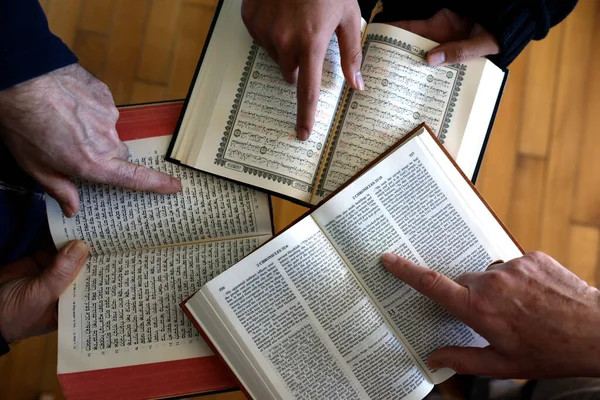 Üç tek tanrılı din. Bir Hıristiyan, bir Yahudi ve bir müslüman. Kitabı, Tevrat 'ı ve Kuran' ı okuyorlar. Barış ve dinler arası diyaloğun sembolü.