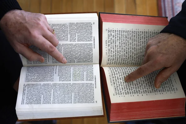 İki tek tanrılı din, Hristiyanlık ve Yahudilik. Tevrat 'ı ve İncil' i okuyan bir Yahudi ve Hıristiyan. Dinler arası diyaloğun sembolü..