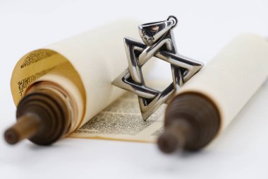 Yahudilik. İçinde Davut Yıldızı olan Tevrat parşömeni. Yahudi sembolleri.