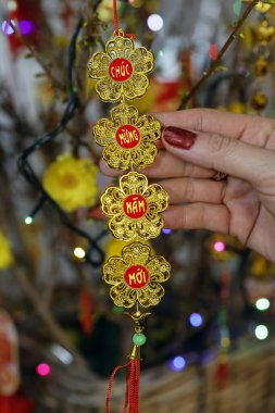 Çin Yeni Yılı. Vietnam Tet kutlaması için süslenmiş sarı ağaç. Evde din var..