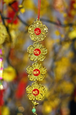 Çin Yeni Yılı. Vietnam Tet kutlaması için süslenmiş sarı ağaç. Yemek ve adaklar masada. Evde din var..