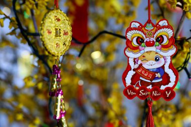 Çin Yeni Yılı. Vietnam Tet kutlaması için süslenmiş sarı ağaç. Evde din var..