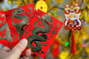 Çin ve Vietnam Yeni Yıl kutlamaları için kırmızı zarflar (hongbao). Kırmızı renk iyi şansın sembolüdür..