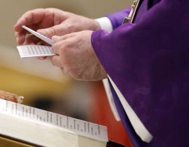 Katolik ayini. Kelimenin Edebiyatı. Piskopos Homily. Aziz Pierre ve Paul Kilisesi. Aziz Julien en Genevois. Fransa.