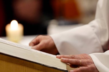 Katolik ayini. Katolik bir rahibin önderliğindeki 