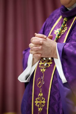 Katolik ayini. Bishop dua ediyor. Ellerinizi kapatın. Aziz Pierre ve Paul Kilisesi. Aziz Julien en Genevois. Fransa.