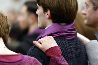 Katolik ayini. Catechumens için belirleyici çağrı. Bu önemli Lenten ritüeli tam kabul törenine hazırlanan katekümenler içindir. Vaftiz, Doğrulama ve İlk Komünyon. Aziz Pierre ve Paul Kilisesi. Aziz Julien en Genevois. Fransa.