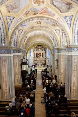 Çarşamba günü Katolik bir Roma kilisesinde kül kutlaması. Perhizin ilk günü. Aziz Jean Baptiste Kilisesi. Melife. Fransa..