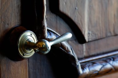 Aziz Jean Baptiste Kilisesi. Pirinç saplı ahşap bir kilise kapısı. Melife. Fransa..