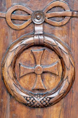 Aziz Jean Baptiste Kilisesi. Kilisenin ahşap kapısı. Melife. Fransa..