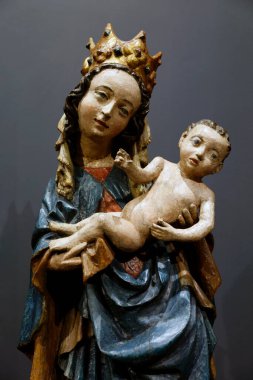 Ulusal Müze. Taç giymiş Bakire Meryem bebek İsa 'yı kollarında taşıyor. 15. yüzyıl. Limewood, boyalı ve yaldızlı. Varşova. Polonya.