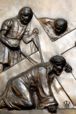 Haçın yolu. 3. İstasyon: İsa ilk kez düşüyor. Varşova. Polonya.