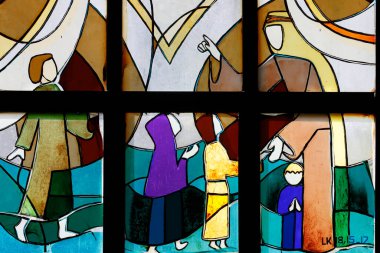 Kon Tum Katedrali, Tahta Kilise olarak da bilinir. Lekeli cam pencere. Bırakın çocuklar bana gelsin. Kontum. Vietnam.