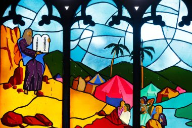 Kon Tum Katedrali, Tahta Kilise olarak da bilinir. Lekeli cam pencere. Kanun Tabloları 'yla Musa. On Emir var. Kontum. Vietnam.