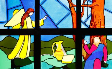 Kon Tum Katedrali. Lekeli cam pencere. Tanrı 'nın bir meleği Elijah' a bir somun ekmek ve bir sürahi su teklif ederken göründü. Kontum. Vietnam.