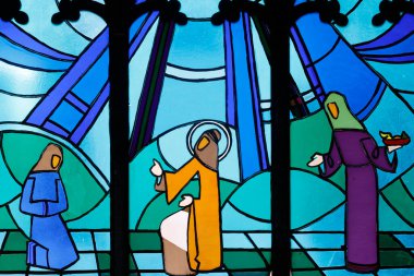 Kon Tum Katedrali, Tahta Kilise olarak da bilinir. Lekeli cam pencere. Bethany 'de Martha' nın kız kardeşi Mary ile birlikte. Kontum. Vietnam.