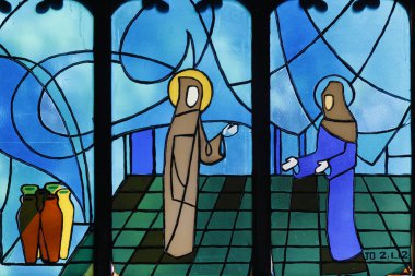 Kon Tum Katedrali, Tahta Kilise olarak da bilinir. Lekeli cam pencere. Cana 'daki Evlilikte suyun şaraba dönüştürülmesi İsa' nın ilk mucizesidir. Kontum. Vietnam.