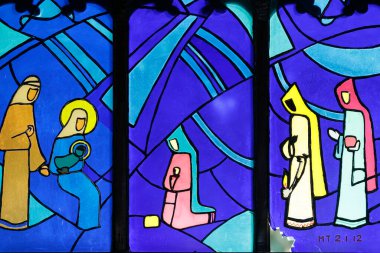 Kon Tum Katedrali, Tahta Kilise olarak da bilinir. Lekeli cam pencere. İsa 'nın. Magi 'ye tapma. İsa 'nın doğumu ya da İsa' nın doğumu. Üç bilge adam ya da büyücü tarafından Çocuk İsa 'ya tapma. Kontum. Vietnam.