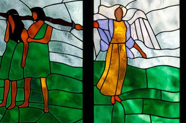 Kon Tum Katedrali, Tahta Kilise olarak da bilinir. Lekeli cam pencere. Adem ve Havva, cennetten kovulun. Kontum. Vietnam.