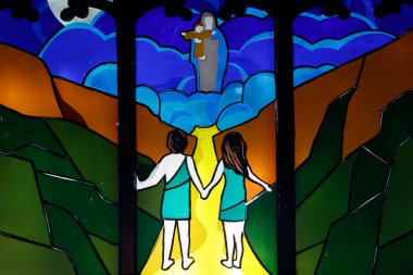 Kon Tum Katedrali, Tahta Kilise olarak da bilinir. Lekeli cam pencere. Adem ve Havva, cennetten kovulun. Kontum. Vietnam.