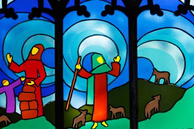 Kon Tum Katedrali, Tahta Kilise olarak da bilinir. Lekeli cam pencere. İbrahim 'in ayrılışı. Kontum. Vietnam.