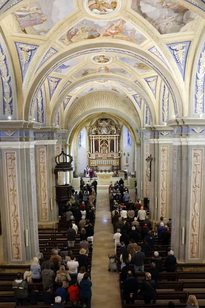 Çarşamba günü Katolik bir Roma kilisesinde kül kutlaması. Perhizin ilk günü. Aziz Jean Baptiste Kilisesi. Melife. Fransa..