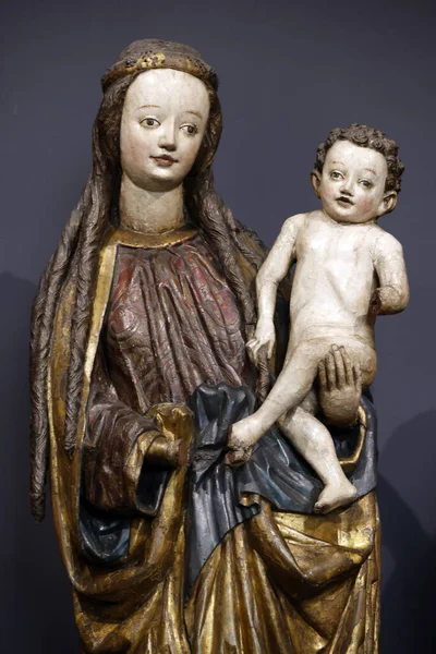 Ulusal Müze. Bebek İsa 'yı kollarında taşıyan Bakire Meryem. 1466 numara. Liegnitz 'deki Aziz Peter ve Paul Kilisesi' nin tahta panelleri. Varşova. Polonya.