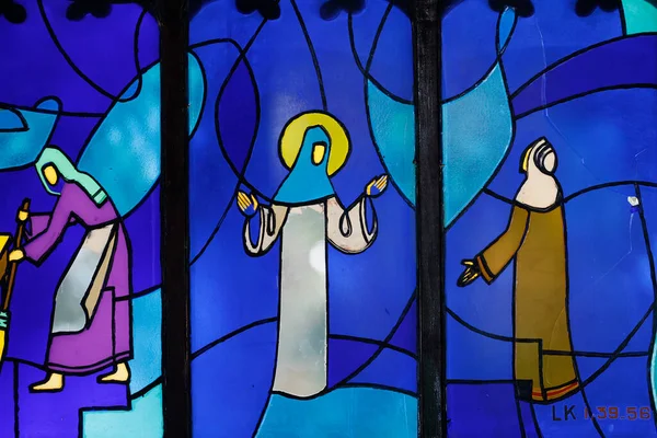 Kon Tum Katedrali, Tahta Kilise olarak da bilinir. Lekeli cam pencere. Ziyaret. Bakire Meryem 'in ziyareti, İncil' de yazdığı gibi Elizabeth 'le birlikte Meryem' in ziyaretidir. Kontum. Vietnam.