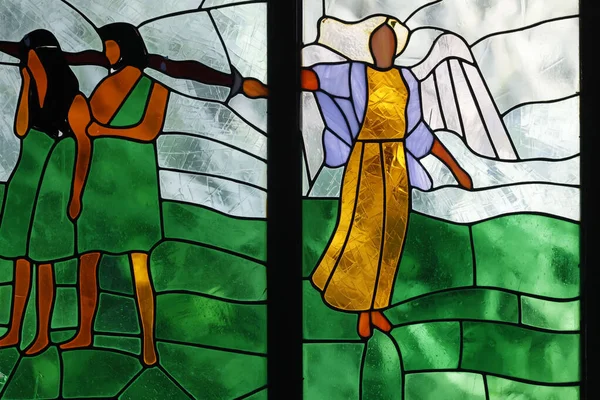 Kon Tum Katedrali, Tahta Kilise olarak da bilinir. Lekeli cam pencere. Adem ve Havva, cennetten kovulun. Kontum. Vietnam.