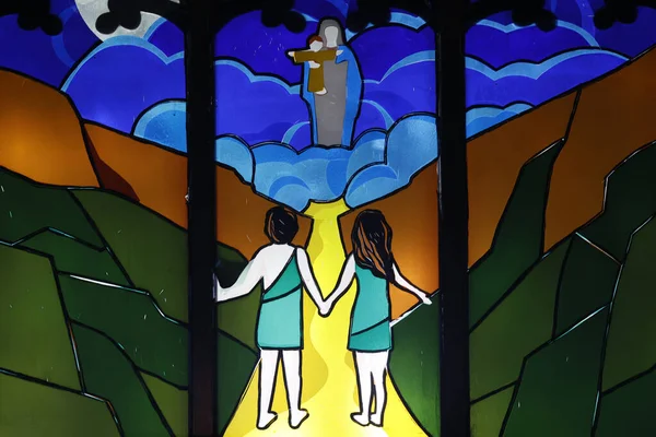 Kon Tum Katedrali, Tahta Kilise olarak da bilinir. Lekeli cam pencere. Adem ve Havva, cennetten kovulun. Kontum. Vietnam.