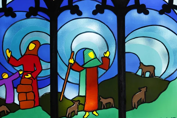 Kon Tum Katedrali, Tahta Kilise olarak da bilinir. Lekeli cam pencere. İbrahim 'in ayrılışı. Kontum. Vietnam.