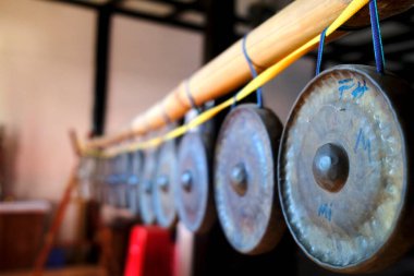 Kon Tum Katedrali, Tahta Kilise olarak da bilinir. Geleneksel Gonglar. Kontum. Vietnam.