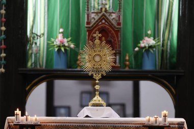 Katolik kilisesi ayininde ibadet için Monstrance. Kutsanmış Ayine Tapma, Ayin Kutlaması. Corpus Christi. Kon Tum Katedrali, Tahta Kilise olarak da bilinir. Kontum. Vietnam.