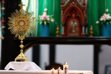 Katolik kilisesi ayininde ibadet için Monstrance. Kutsanmış Ayine Tapma, Ayin Kutlaması. Corpus Christi. Kon Tum Katedrali, Tahta Kilise olarak da bilinir. Kontum. Vietnam.