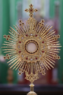 Katolik kilisesi ayininde ibadet için Monstrance. Kutsanmış Ayine Tapma, Ayin Kutlaması. Corpus Christi. Kon Tum Katedrali, Tahta Kilise olarak da bilinir. Kontum. Vietnam.