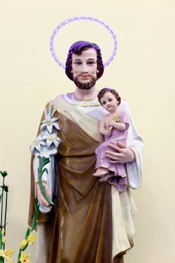 Mang Den Bakire Meryem Hac Merkezi, Kon Tum Piskoposluğu. Küçük İsa 'nın kollarında Aziz Joseph. Mang Den. Vietnam.