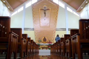 Katolik bir kadın kilisede tek başına dua ediyor. Mang Den Bakire Meryem Hac Merkezi, Kon Tum Piskoposluğu. Mang Den. Vietnam.