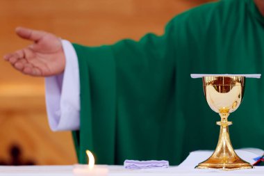 Katolik bir rahip ayini kutluyor. Ayin kutlaması. Mang Den Bakire Meryem Hac Merkezi, Kon Tum Piskoposluğu. Mang Den. Vietnam.