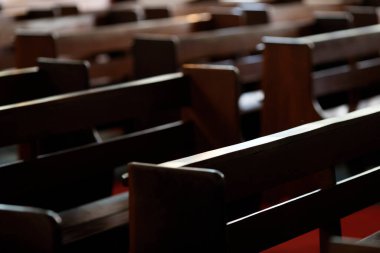 Thanh Tam Kilisesi. Sıralar dolusu boş sıralar. Pleiku. Fransa.