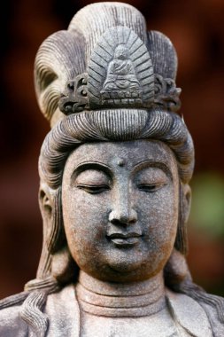 Minh Thanh Budist tapınağı. Quan Am (Quanyin) merhamet tanrıçası ya da merhamet tanrıçası. Taş heykel. Pleiku. Fransa.