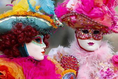 Geleneksel maske ve kostüm giyen kadınlar. Annecy, Haute Savoie, Fransa Yıllık Venedik Karnavalı.