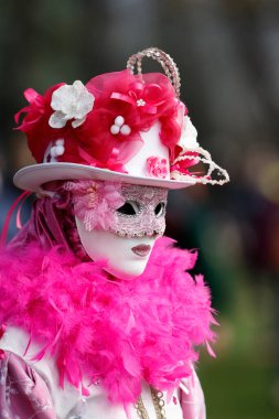 Geleneksel maske ve kostüm giyen kadın. Annecy, Haute Savoie, Fransa Yıllık Venedik Karnavalı.