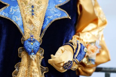 Geleneksel kostümlü kadın. Hazırda bekle. Annecy, Haute Savoie, Fransa Yıllık Venedik Karnavalı.