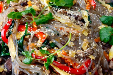 Asya mutfağı. Vietnam cam şehriye salatası.